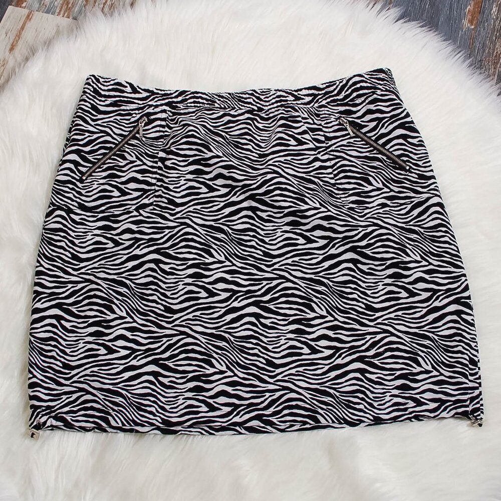 Chico’s Zenergy Zebra Print Skirt Size 2 Black White Athletic Stretch Mini